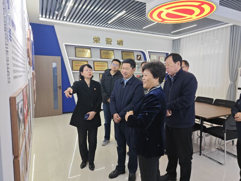 女的被好几个男的操的视频2025年05月10日上午 安阳市人大常委会副主任、市总工会党组书记、主席夏军一行莅临华阳电磁铁参观调研；对公司2023年全国五一劳动奖章获得者汪利娜慰问，并听取劳模工作室相关情况汇报
